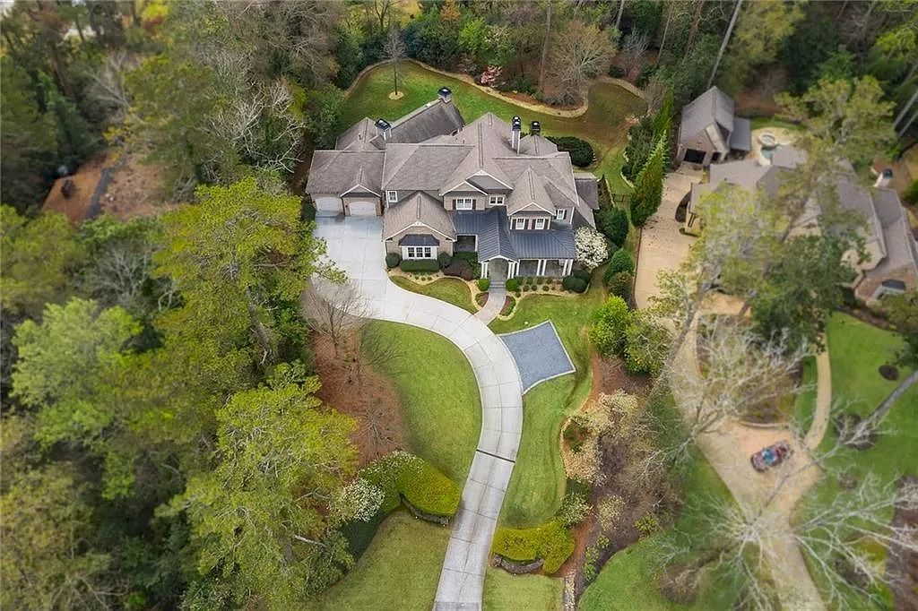 The Estate in Georgia is a luxurious home where its superb level of finish with a graciously curated mix of distinctive architectural elements is seen throughout now available for sale. This home located at 4986 Long Island Dr NW, Sandy Springs, Georgia; offering 06 bedrooms and 08 bathrooms with 7,217 square feet of living spaces.