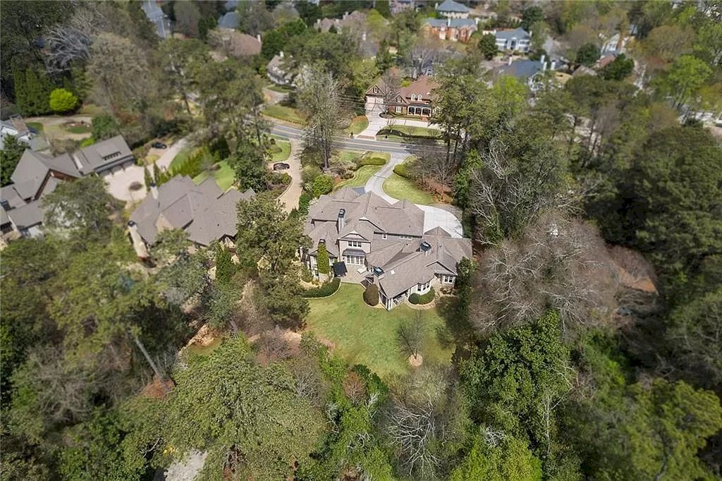 The Estate in Georgia is a luxurious home where its superb level of finish with a graciously curated mix of distinctive architectural elements is seen throughout now available for sale. This home located at 4986 Long Island Dr NW, Sandy Springs, Georgia; offering 06 bedrooms and 08 bathrooms with 7,217 square feet of living spaces.