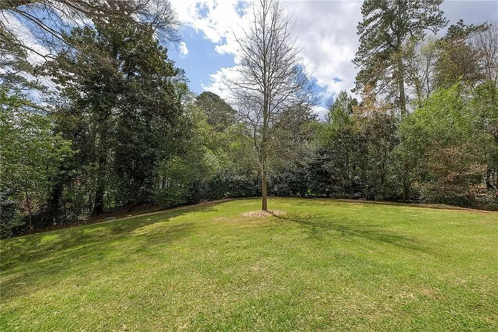 The Estate in Georgia is a luxurious home where its superb level of finish with a graciously curated mix of distinctive architectural elements is seen throughout now available for sale. This home located at 4986 Long Island Dr NW, Sandy Springs, Georgia; offering 06 bedrooms and 08 bathrooms with 7,217 square feet of living spaces.