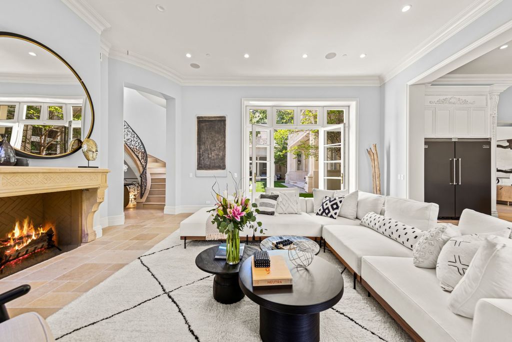 Newly-Built-Mansion-in-Bel-Air-with-Quality-Comparable-to-The-Traditional-Chateaus-hits-The-Market-for-26500000-10