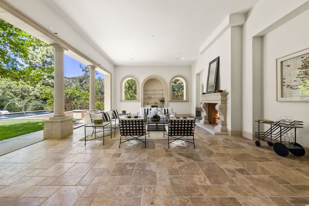 Newly-Built-Mansion-in-Bel-Air-with-Quality-Comparable-to-The-Traditional-Chateaus-hits-The-Market-for-26500000-11