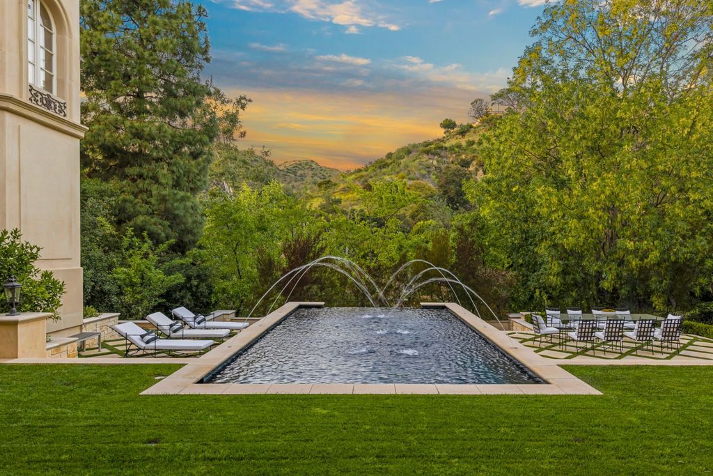 Newly-Built-Mansion-in-Bel-Air-with-Quality-Comparable-to-The-Traditional-Chateaus-hits-The-Market-for-26500000-25