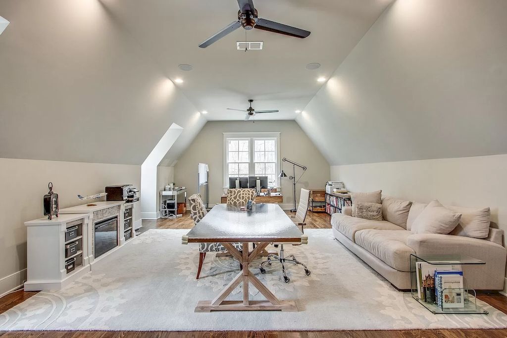 The Home in Tennessee is a luxurious home where modernity meets coveted location now available for sale. This home located at 123 Guineveres Retreat, Franklin, Tennessee; offering 06 bedrooms and 07 bathrooms with 7,620 square feet of living spaces. 