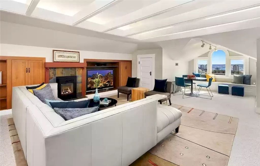 To be able to own such a unique and strange space, this living room space has undoubtedly undergone significant transformations. With an elevated view of the entire city, the owner was very creative in designing the balcony door. Everything is exuded like a miniature house.