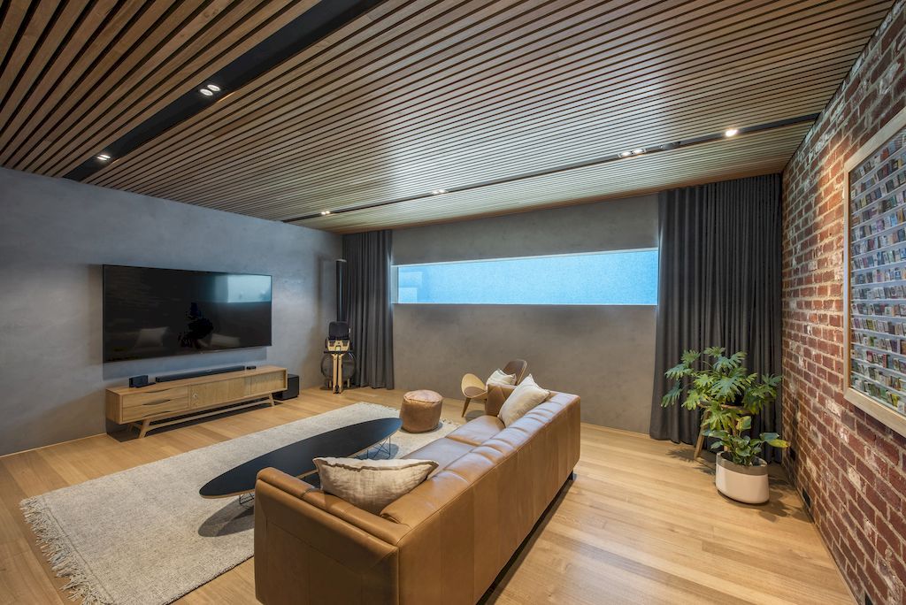Plympton House with Flexible Living Space connect to Outdoor by Contech