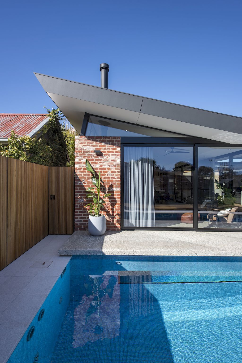 Plympton House with Flexible Living Space connect to Outdoor by Contech