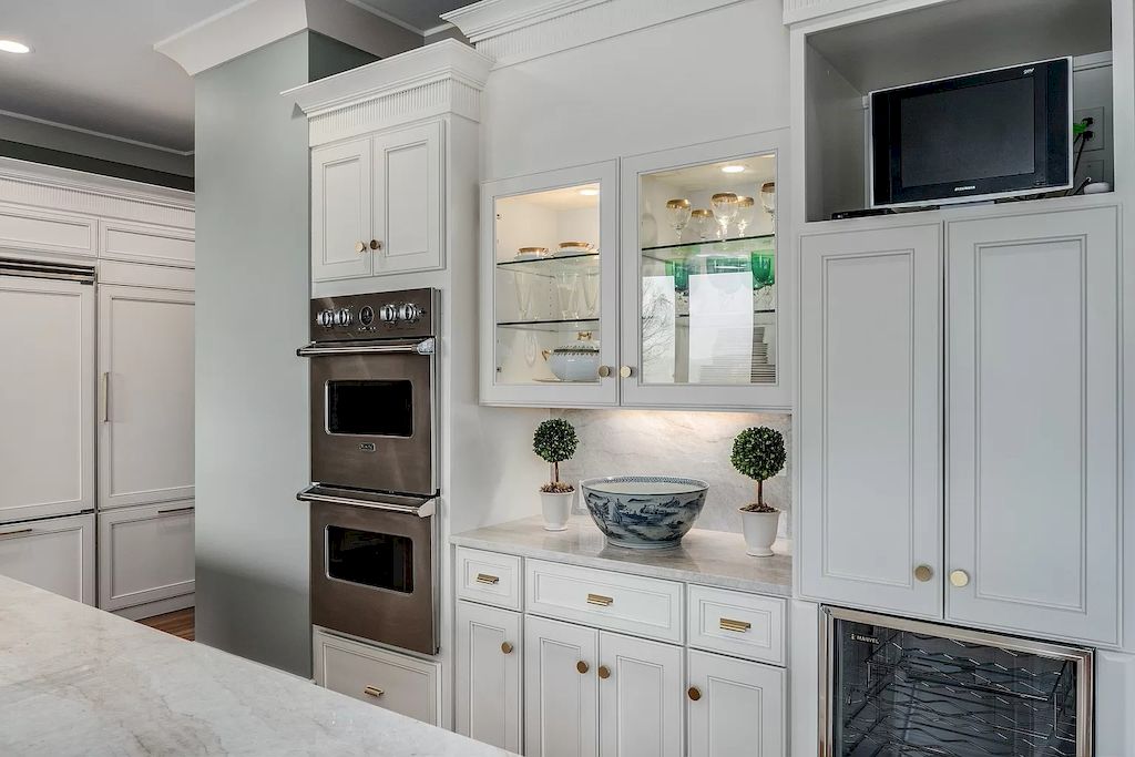 The Home in Tennessee is a luxurious home equipped with professional appliances and endless design touches now available for sale. This home located at 135 Steeplechase Ln, Nashville, Tennessee; offering 04 bedrooms and 08 bathrooms with 8,950 square feet of living spaces.
