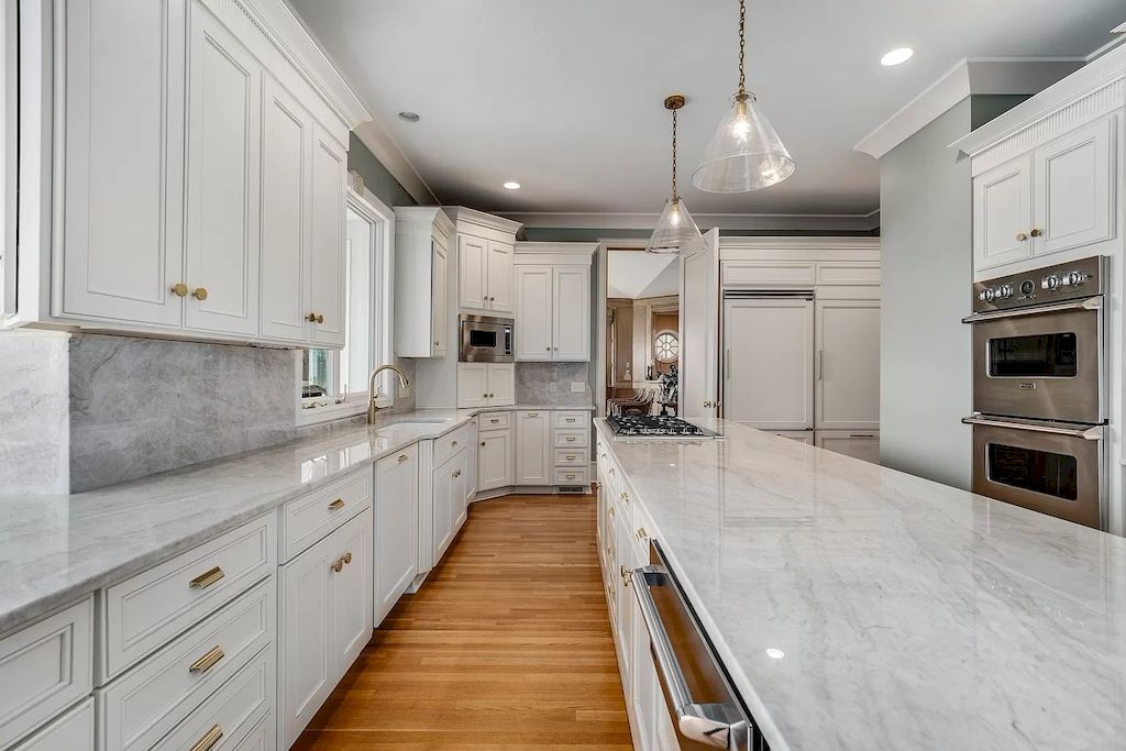 The Home in Tennessee is a luxurious home equipped with professional appliances and endless design touches now available for sale. This home located at 135 Steeplechase Ln, Nashville, Tennessee; offering 04 bedrooms and 08 bathrooms with 8,950 square feet of living spaces.