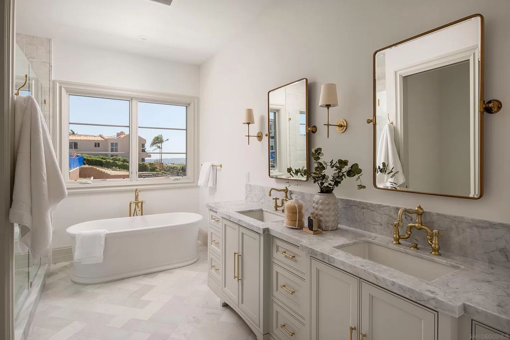 For bathrooms with small areas, homeowners must use light colored furniture and equipment to create a visually appealing and spacious bathroom. Opt for minimalist style furniture that avoids bulky decorative details that can take up valuable space. As shown in the Small Bathroom Layout Ideas above, creamy white was chosen for the floor and wall tiles; showers, toilets, and bathtubs are used with shiny surfaces and simple colors.