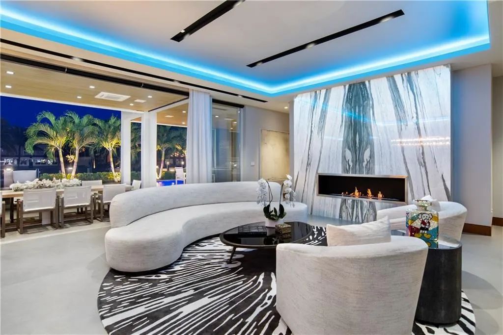 Consider how you can divide the space with living room ceiling lighting ideas. Ceiling lights, as in this example, make an excellent focal point, not only in terms of creating light. The division is clear about the area, but it does not take up any room space. Furthermore, with the proper lighting, these light strips can still provide optimal relaxation.