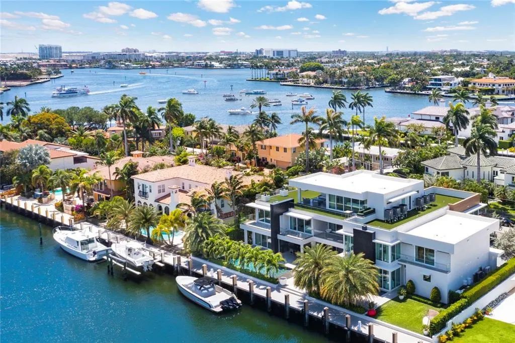 The-Most-luxurious-Gated-Waterfront-Home-in-the-prestigious-Las-Olas-Isles-in-Fort-Lauderdale-for-Sale-at-15500000-20
