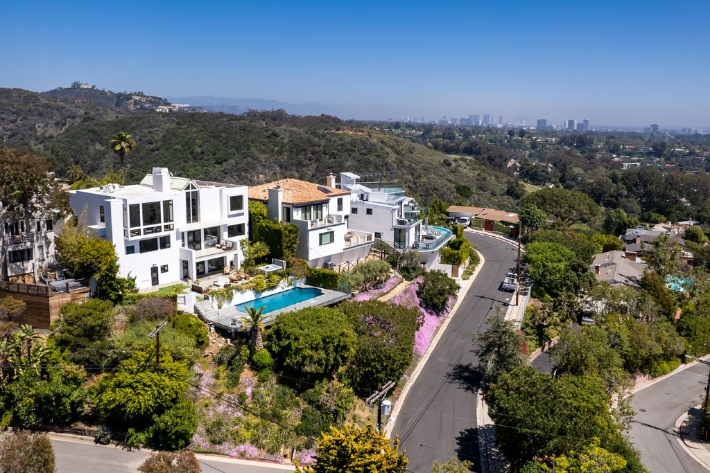 The Pacific Palisades Home is a naturally sunlit estate Featuring expansive ocean views from every level now available for sale. This home located at 1345 Chautauqua Blvd, Pacific Palisades, California