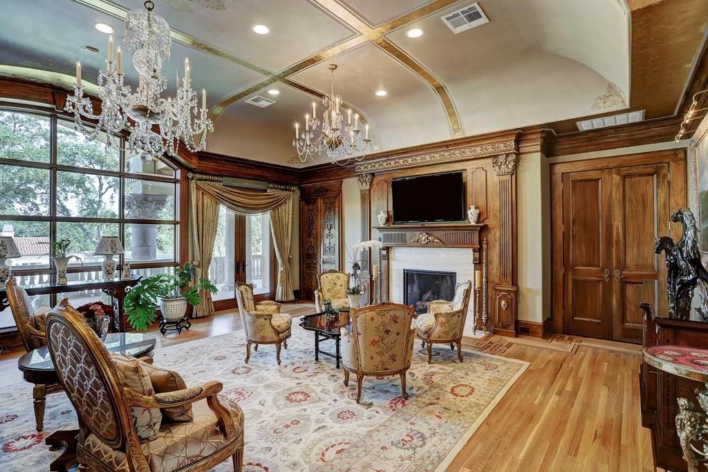 This-12950000-Mega-Mansion-in-Houston-is-A-Palladian-Paradise-offers-Spectacular-Resort-Style-Living-and-Entertaining-15