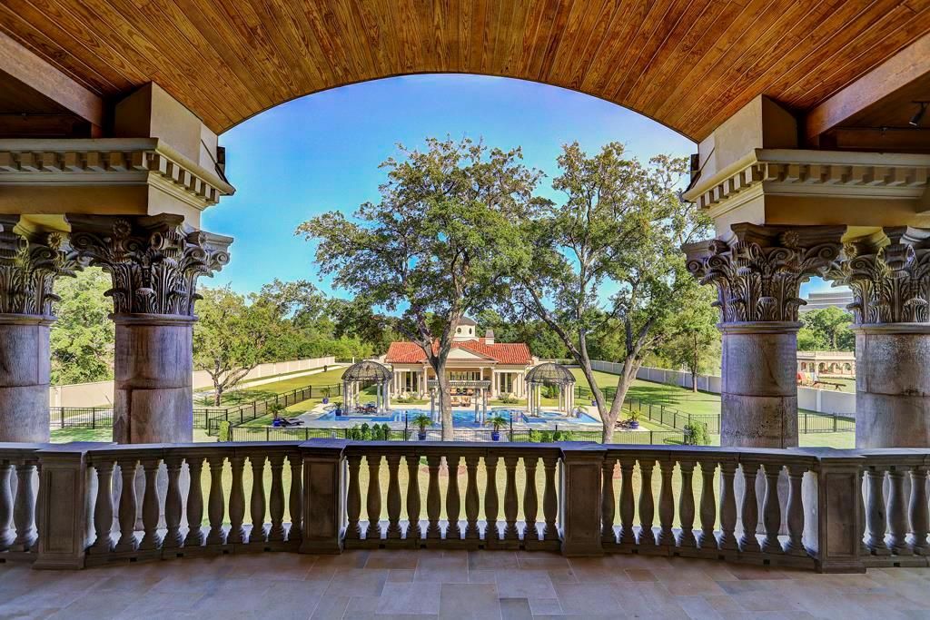 This-12950000-Mega-Mansion-in-Houston-is-A-Palladian-Paradise-offers-Spectacular-Resort-Style-Living-and-Entertaining-16
