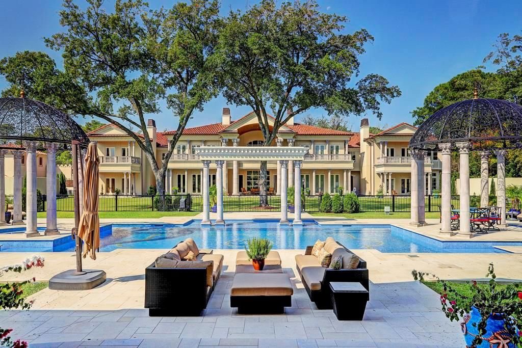 This-12950000-Mega-Mansion-in-Houston-is-A-Palladian-Paradise-offers-Spectacular-Resort-Style-Living-and-Entertaining-26