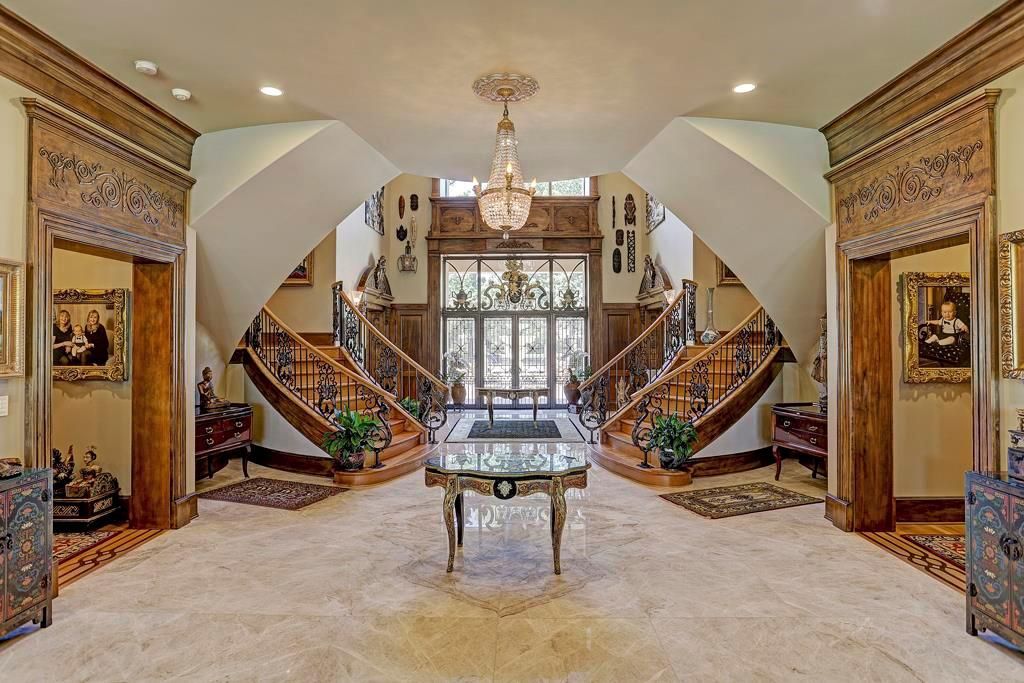 This-12950000-Mega-Mansion-in-Houston-is-A-Palladian-Paradise-offers-Spectacular-Resort-Style-Living-and-Entertaining-9
