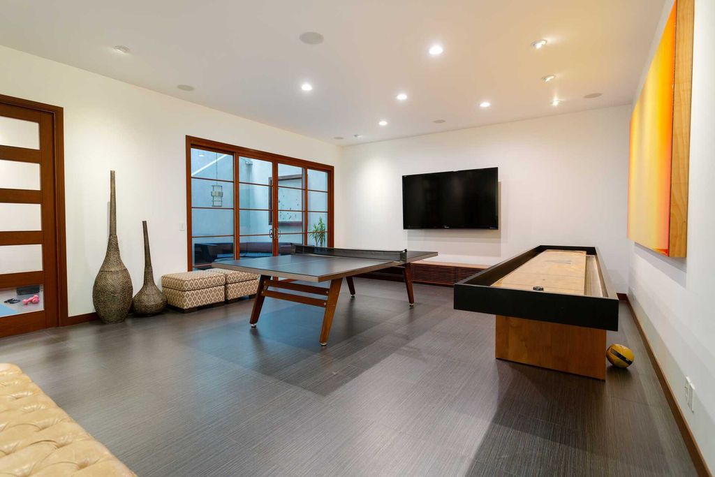 This-13995000-Pacific-Palisades-Home-Includes-All-The-Amenities-of-An-Entertainers-Dream-8