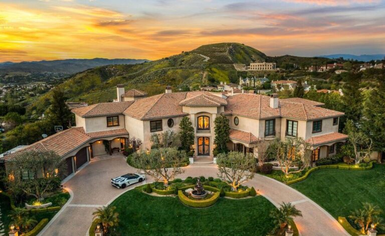 This $15,949,000 Ultra Private Home in Calabasas has A Picturesque View of The Mountains and Canyon