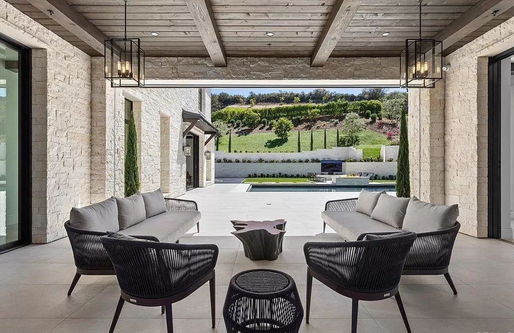 By incorporating organic building materials into the architectural space, you can let the living room speak for itself. This room features farmhouse elements in a stylish living room made of stilt wood and stone wall cladding, as well as industrial wicker chairs. The use of natural materials enhances the essential characteristics of the farmhouse style space. Then, to draw attention, add a tree stump tea table and candlelight chandeliers.