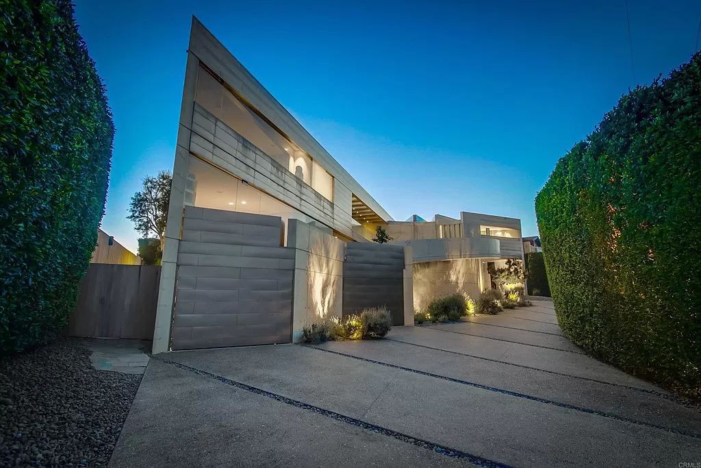 The Home in Encinitas is a titanium masterpiece presides over the Pacific on one of Neptune’s larger lots creating an ultimate luxury now available for sale. This home located at 532 Neptune Ave, Encinitas, California