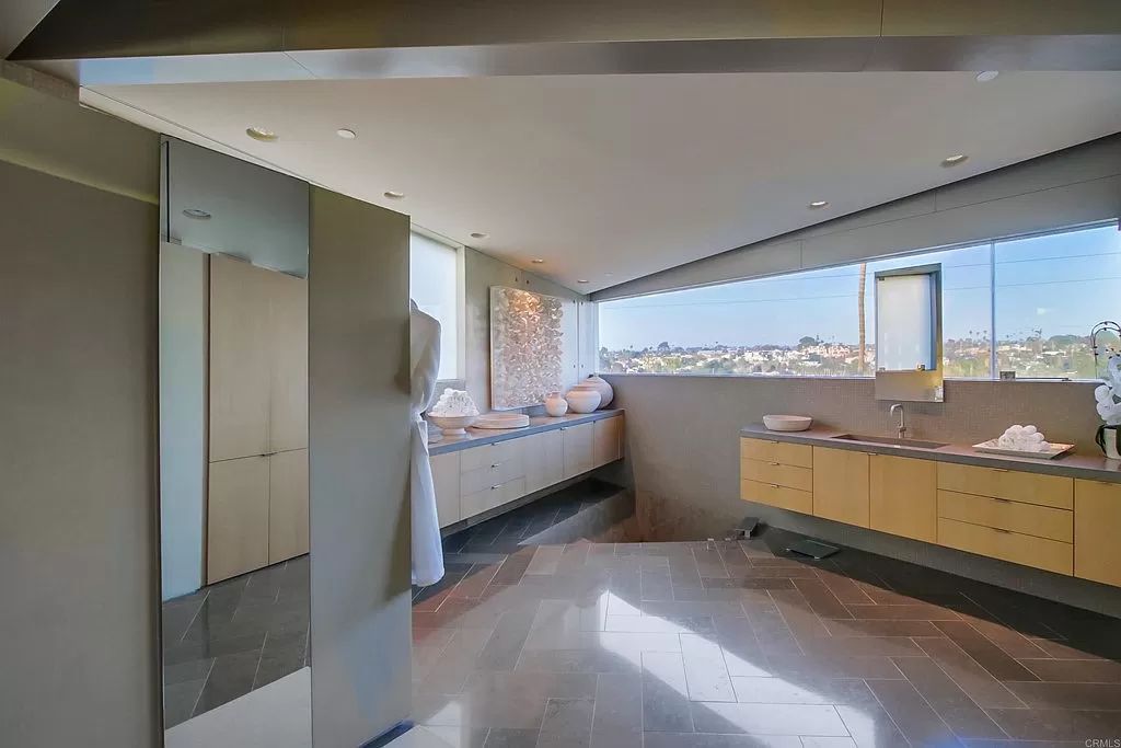 The Home in Encinitas is a titanium masterpiece presides over the Pacific on one of Neptune’s larger lots creating an ultimate luxury now available for sale. This home located at 532 Neptune Ave, Encinitas, California