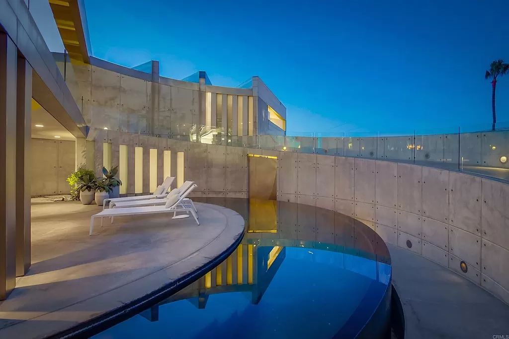 The Home in Encinitas is a titanium masterpiece presides over the Pacific on one of Neptune’s larger lots creating an ultimate luxury now available for sale. This home located at 532 Neptune Ave, Encinitas, California