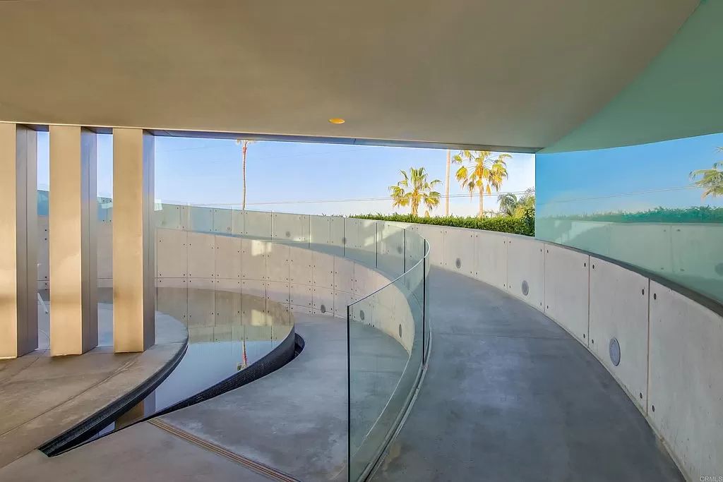 The Home in Encinitas is a titanium masterpiece presides over the Pacific on one of Neptune’s larger lots creating an ultimate luxury now available for sale. This home located at 532 Neptune Ave, Encinitas, California