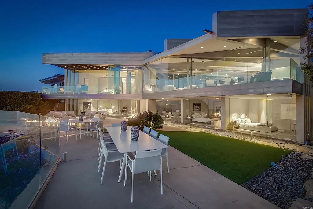 The Home in Encinitas is a titanium masterpiece presides over the Pacific on one of Neptune’s larger lots creating an ultimate luxury now available for sale. This home located at 532 Neptune Ave, Encinitas, California