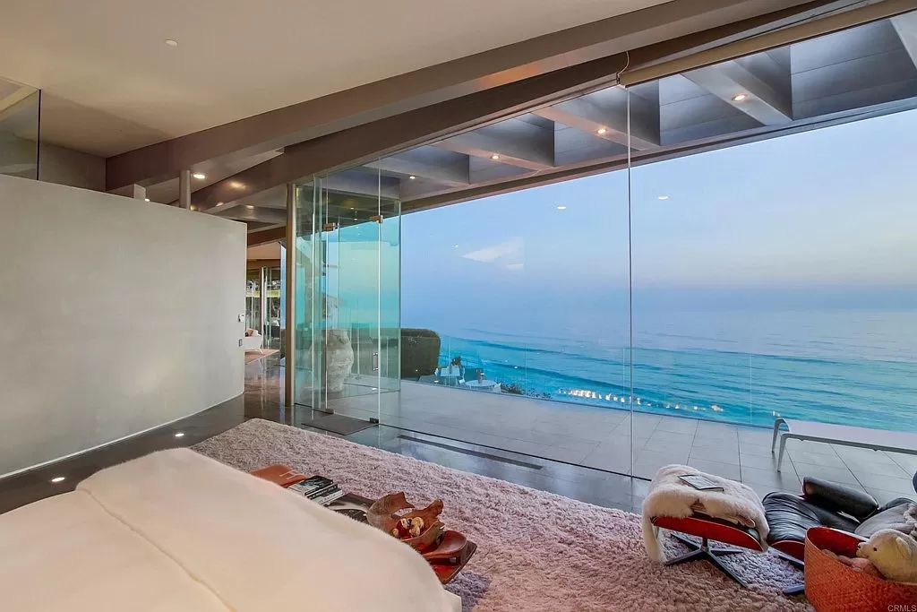 The Home in Encinitas is a titanium masterpiece presides over the Pacific on one of Neptune’s larger lots creating an ultimate luxury now available for sale. This home located at 532 Neptune Ave, Encinitas, California