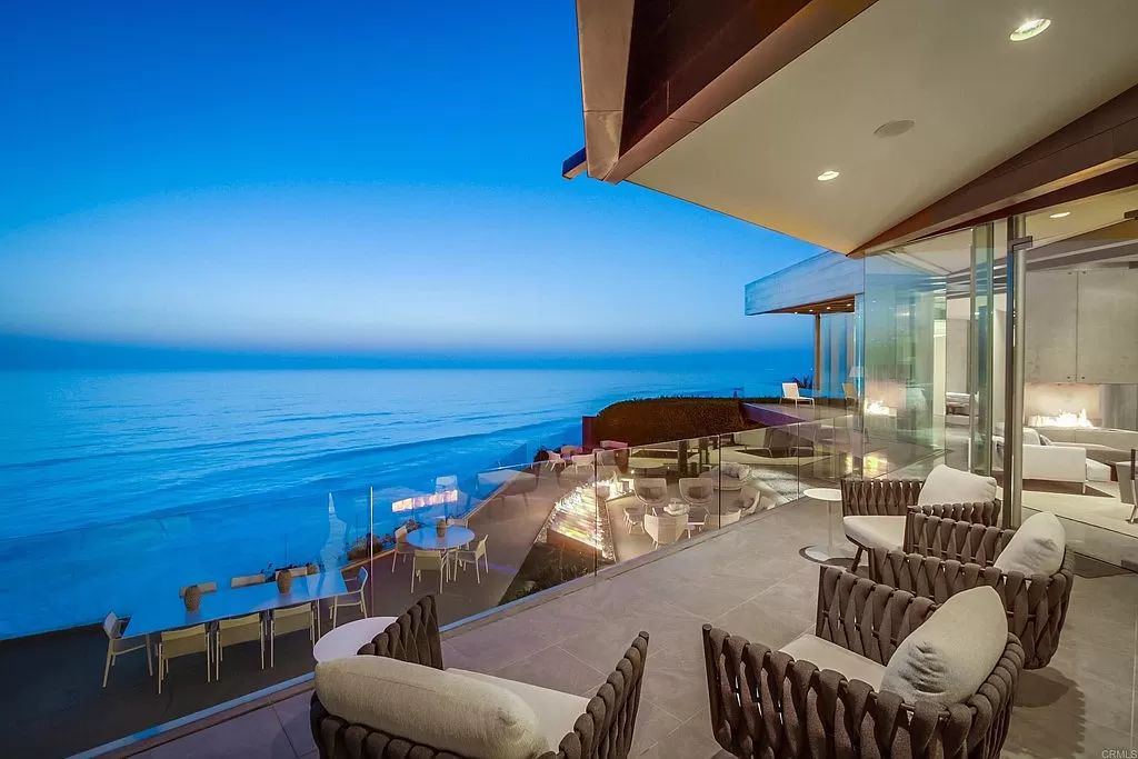 The Home in Encinitas is a titanium masterpiece presides over the Pacific on one of Neptune’s larger lots creating an ultimate luxury now available for sale. This home located at 532 Neptune Ave, Encinitas, California