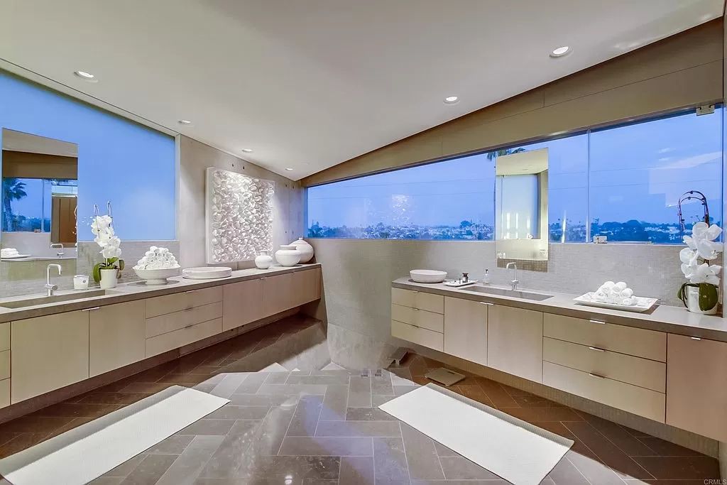 The Home in Encinitas is a titanium masterpiece presides over the Pacific on one of Neptune’s larger lots creating an ultimate luxury now available for sale. This home located at 532 Neptune Ave, Encinitas, California