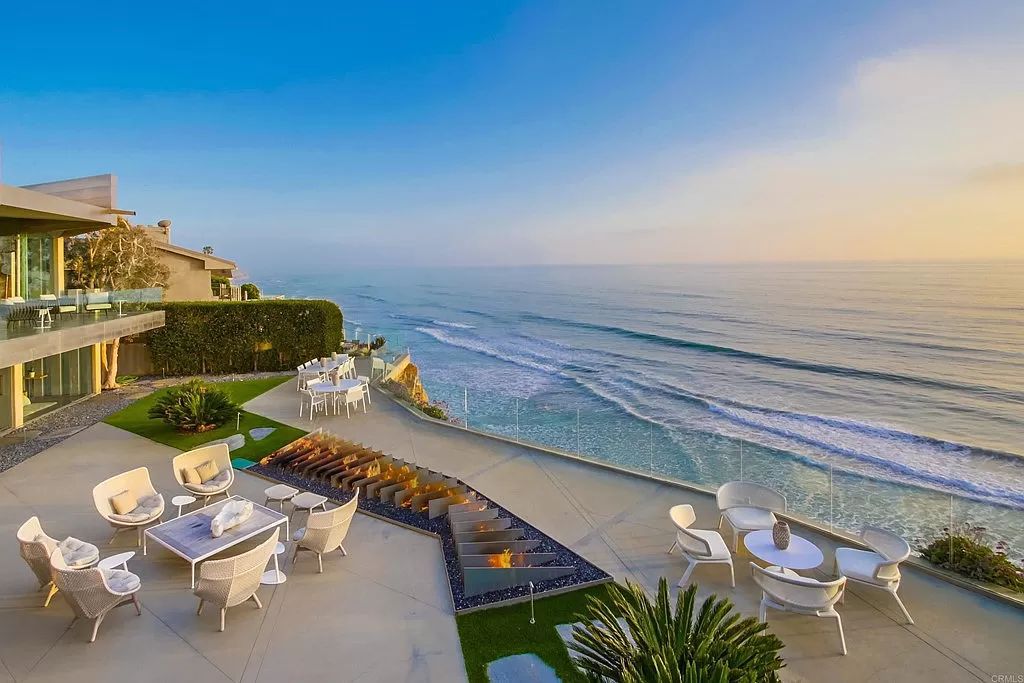 The Home in Encinitas is a titanium masterpiece presides over the Pacific on one of Neptune’s larger lots creating an ultimate luxury now available for sale. This home located at 532 Neptune Ave, Encinitas, California