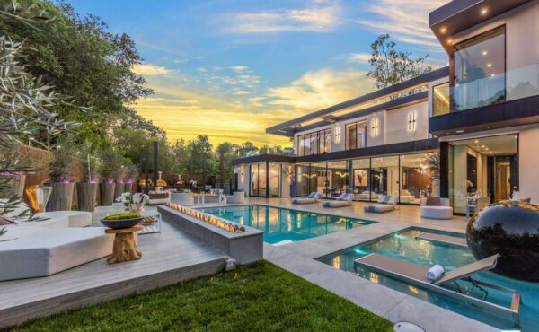 $24,995,000 Architectural home in Los Angeles is ideal for entertainment