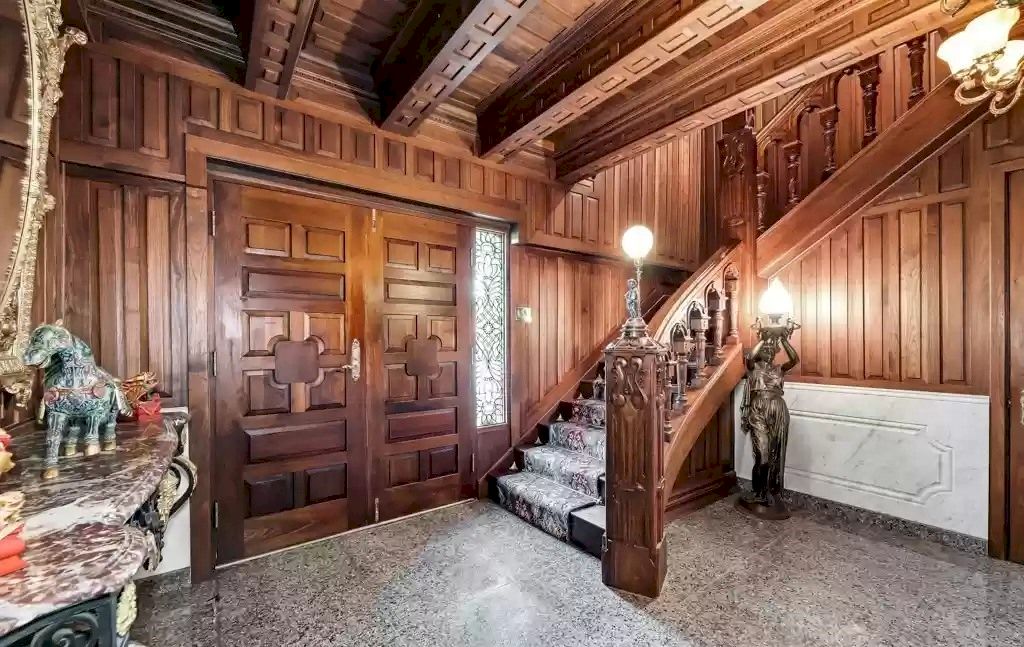 This-3250000-Masterfully-Crafted-Home-in-Washington-Is-a-Stunning-Combination-of-Art-History-and-Design-2
