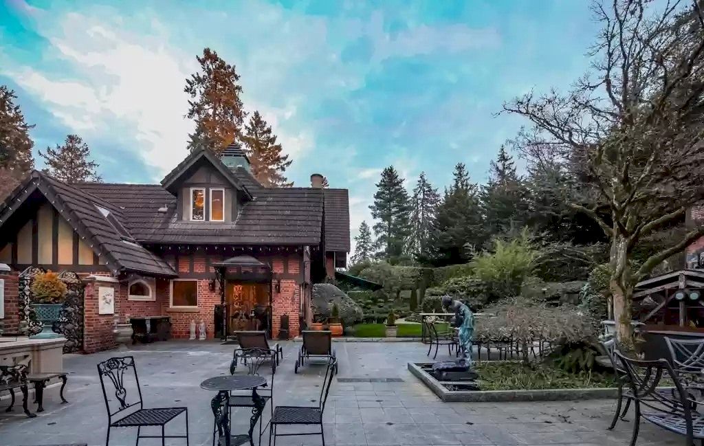 The Estate in Washington is a luxurious home of architectural beauty, impeccable style and unparalleled attention to detail now available for sale. This home located at 4 Thornewood Lane SW, Lakewood, Washington; offering 04 bedrooms and 05 bathrooms with 7,389 square feet of living spaces.