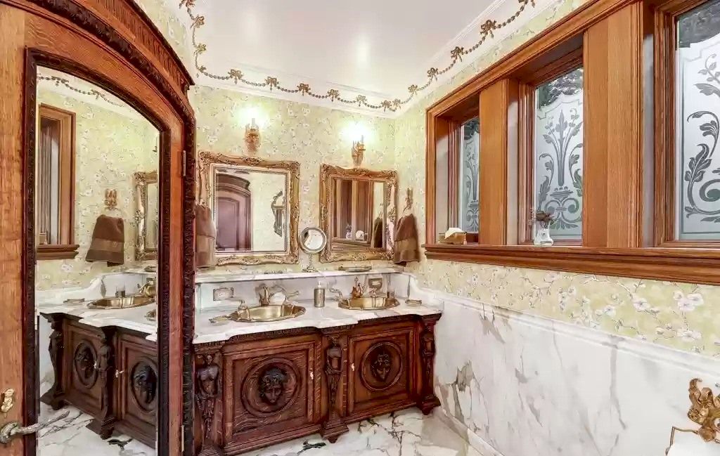 To match the rustic bathroom style, you don't have to tone down the elegance in your design. Using ancient and luxurious decorations, as well as wall paper and skilled decorative patterns, to create a royal classic for luxury ideas.