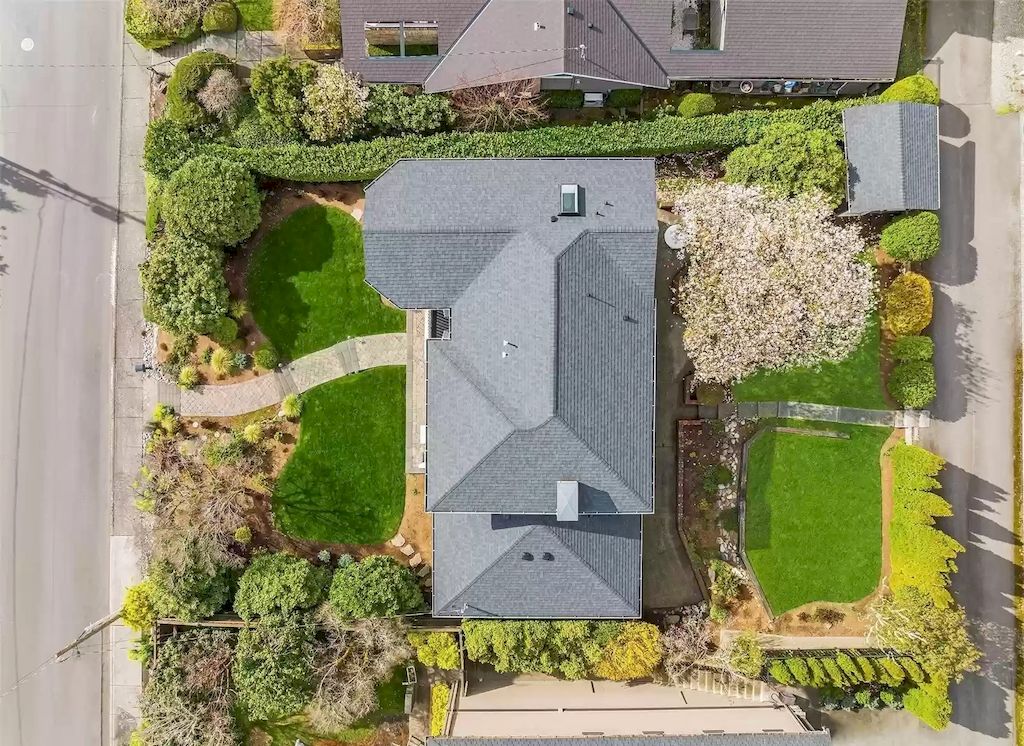 The Estate in Washington is a luxurious home offering large dining and living spaces bathed in natural light now available for sale. This home located at 420 7th Avenue W, Kirkland, Washington; offering 04 bedrooms and 02 bathrooms with 2,760 square feet of living spaces.