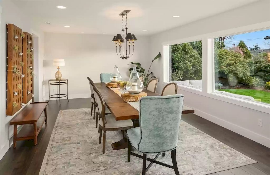 The Estate in Washington is a luxurious home offering large dining and living spaces bathed in natural light now available for sale. This home located at 420 7th Avenue W, Kirkland, Washington; offering 04 bedrooms and 02 bathrooms with 2,760 square feet of living spaces.