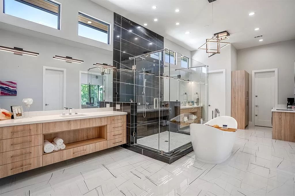 Divide the area in Modern Bathroom Ideas smart by using glass panels. The length of the panels may be considered depending on the area of the areas divided as you wish. Many bathrooms with small and low ceilings can use floor to ceiling glass panels to make the most of the space and create visual effects that make the overall bathroom more spacious and airy. 