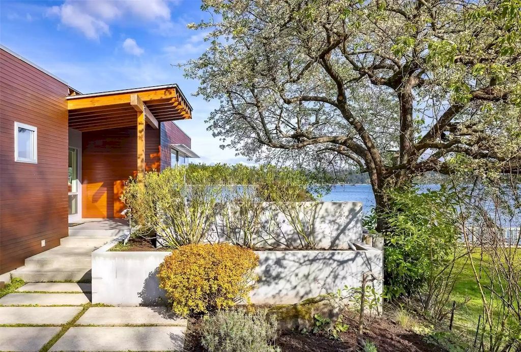 This-3880000-Thoughtfully-Designed-and-Charming-Estate-in-Washington-Embraces-Beautiful-Water-View-4