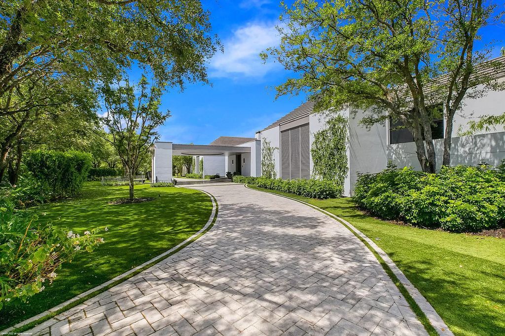 The Mansion in Jupiter is a magnificent home constructed from the finest materials and inspired from amazing resorts around the world now available for sale. This home located at 126 Bears Club Dr, Jupiter, Florida