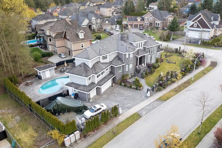 This C$3,799,000 Stunning Luxurious Estate is Truly a Great Entertaining Home in Surrey