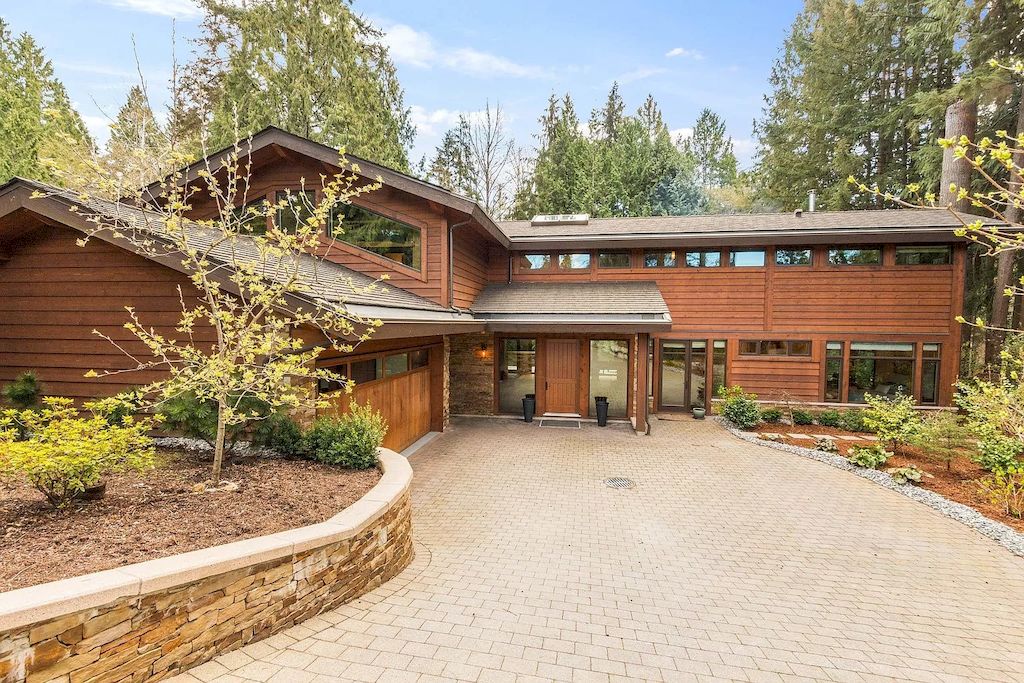 The Home in North Vancouver provides the utmost in privacy and serenity now available for sale. This home located at 583 Elstree Pl, North Vancouver, BC V7N 2Y2, Canada