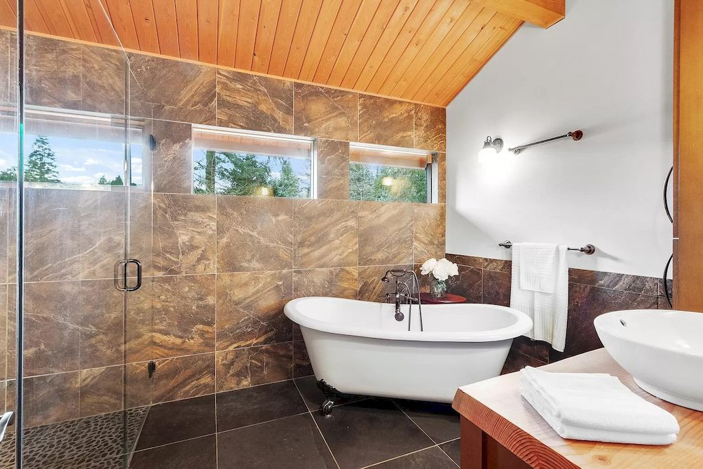 The Home in North Vancouver provides the utmost in privacy and serenity now available for sale. This home located at 583 Elstree Pl, North Vancouver, BC V7N 2Y2, Canada