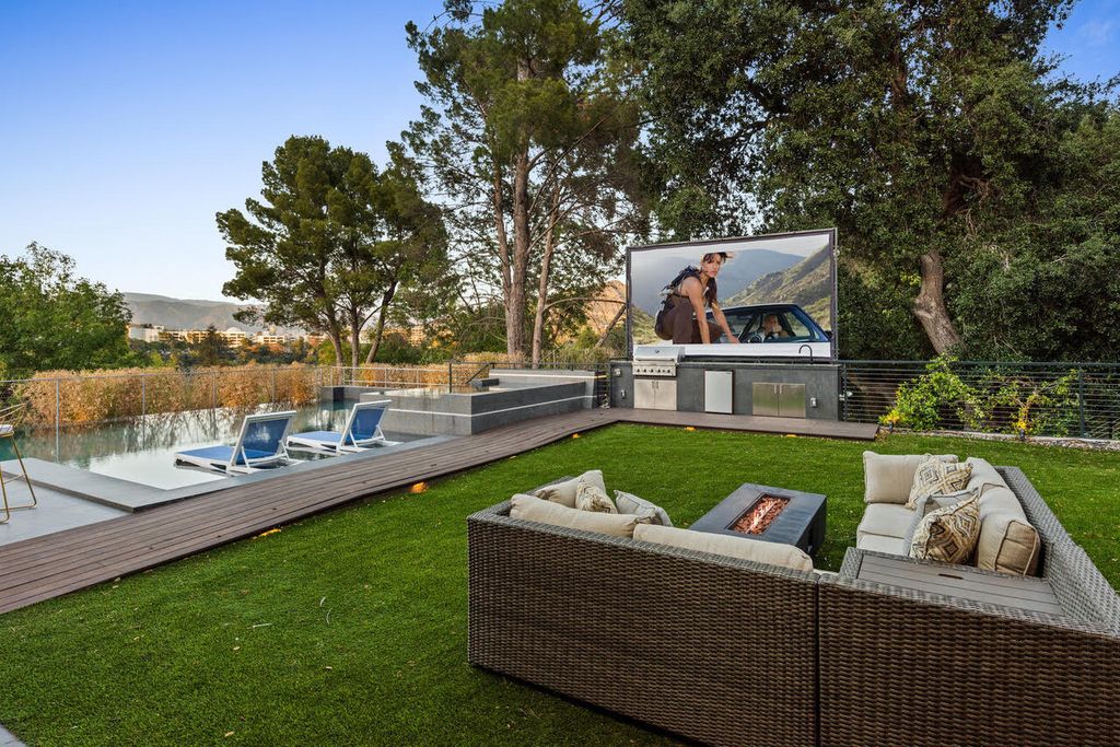 A-Brand-New-Modern-Home-in-Los-Angeles-with-The-Picturesque-Surroundings-hits-The-Market-for-6390000-16