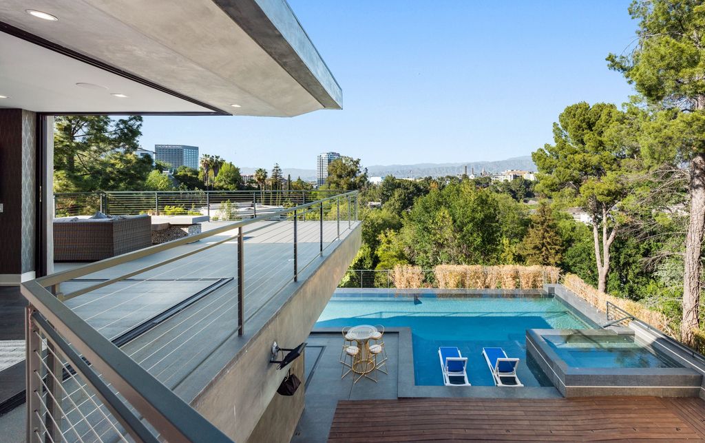 A-Brand-New-Modern-Home-in-Los-Angeles-with-The-Picturesque-Surroundings-hits-The-Market-for-6390000-9