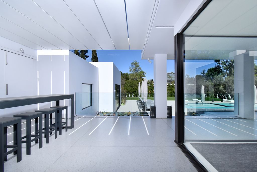 The Home in Encino is a new contemporary masterpiece with a large pool and spa, a spacious pool house, and outdoor kitchen perfect for entertaining now available for sale. This home located at 16032 Valley Vista Blvd, Encino, California