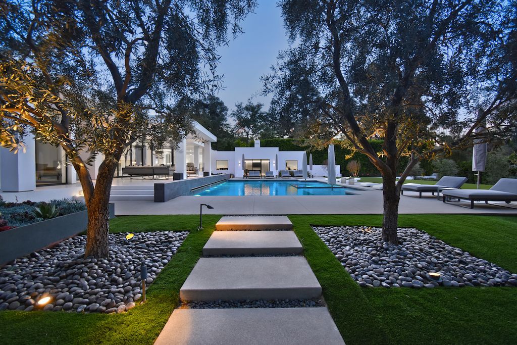 The Home in Encino is a new contemporary masterpiece with a large pool and spa, a spacious pool house, and outdoor kitchen perfect for entertaining now available for sale. This home located at 16032 Valley Vista Blvd, Encino, California
