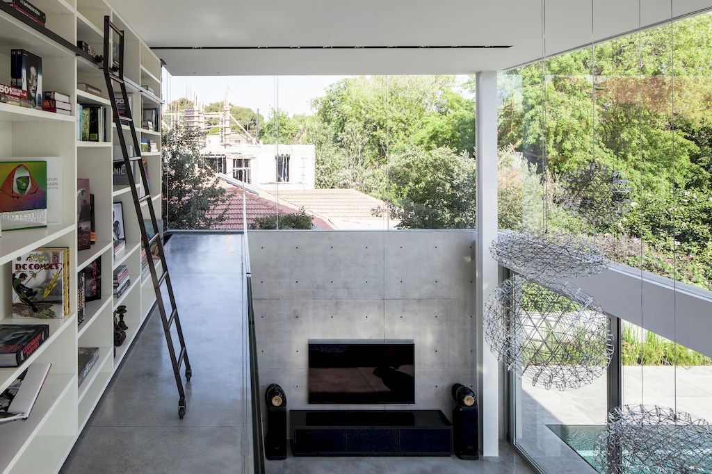 Concrete Cut house, a Home of Concrete and Glass by Pitsou Kedem