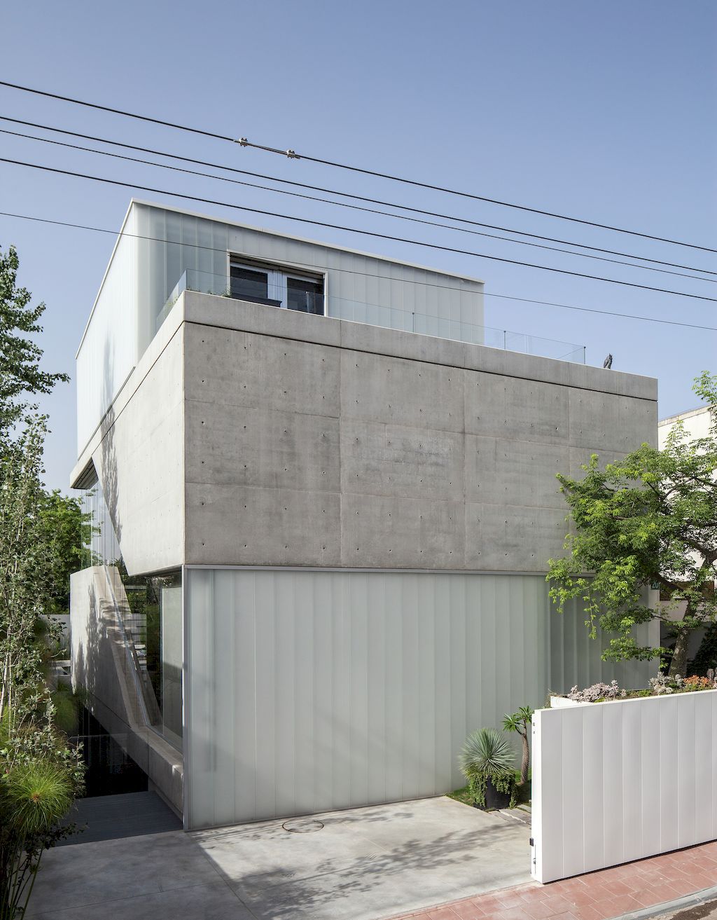 Concrete Cut house, a Home of Concrete and Glass by Pitsou Kedem